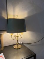 Antike Messinglampe mit gruenem Lampenschirm, 2 Lichter, top