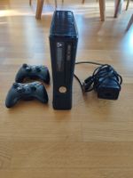Xbox 360 Konsole mit 2 Controllern und Kabeln