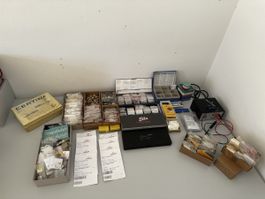 Diverse Uhren-Ersatzteile und Uhrmacherwerkzeuge