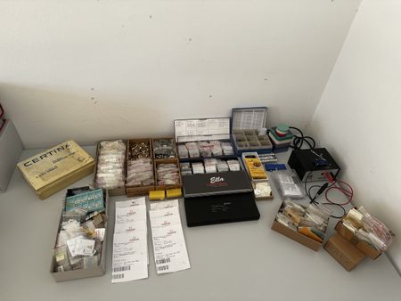 Diverse Uhren-Ersatzteile und Uhrmacherwerkzeuge