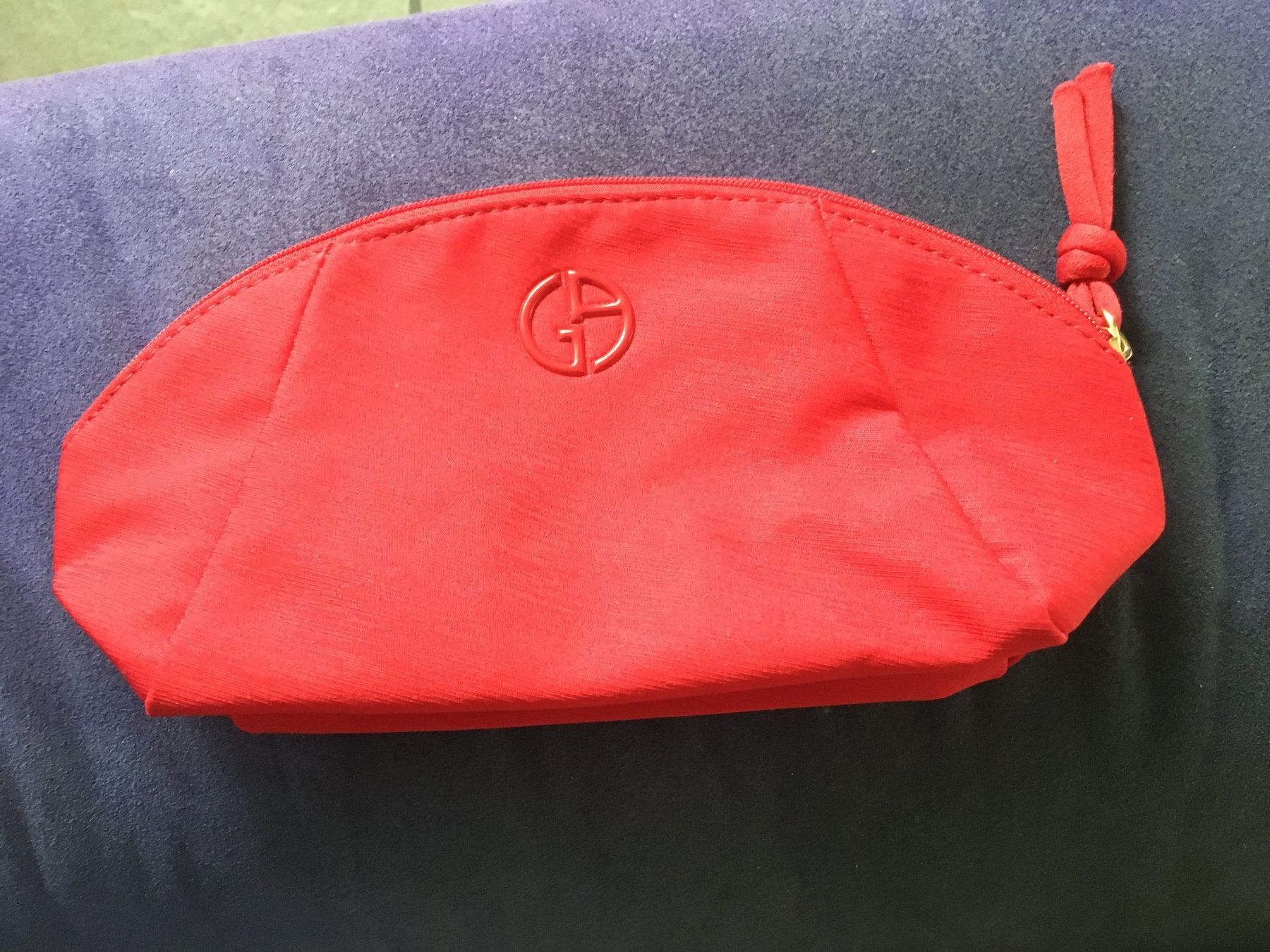 Custodie per cosmetici: Giorgio Armani Red Essential Pouch – Nuovo (secondo la descrizione) da Flawil venduto da rcnkr 1