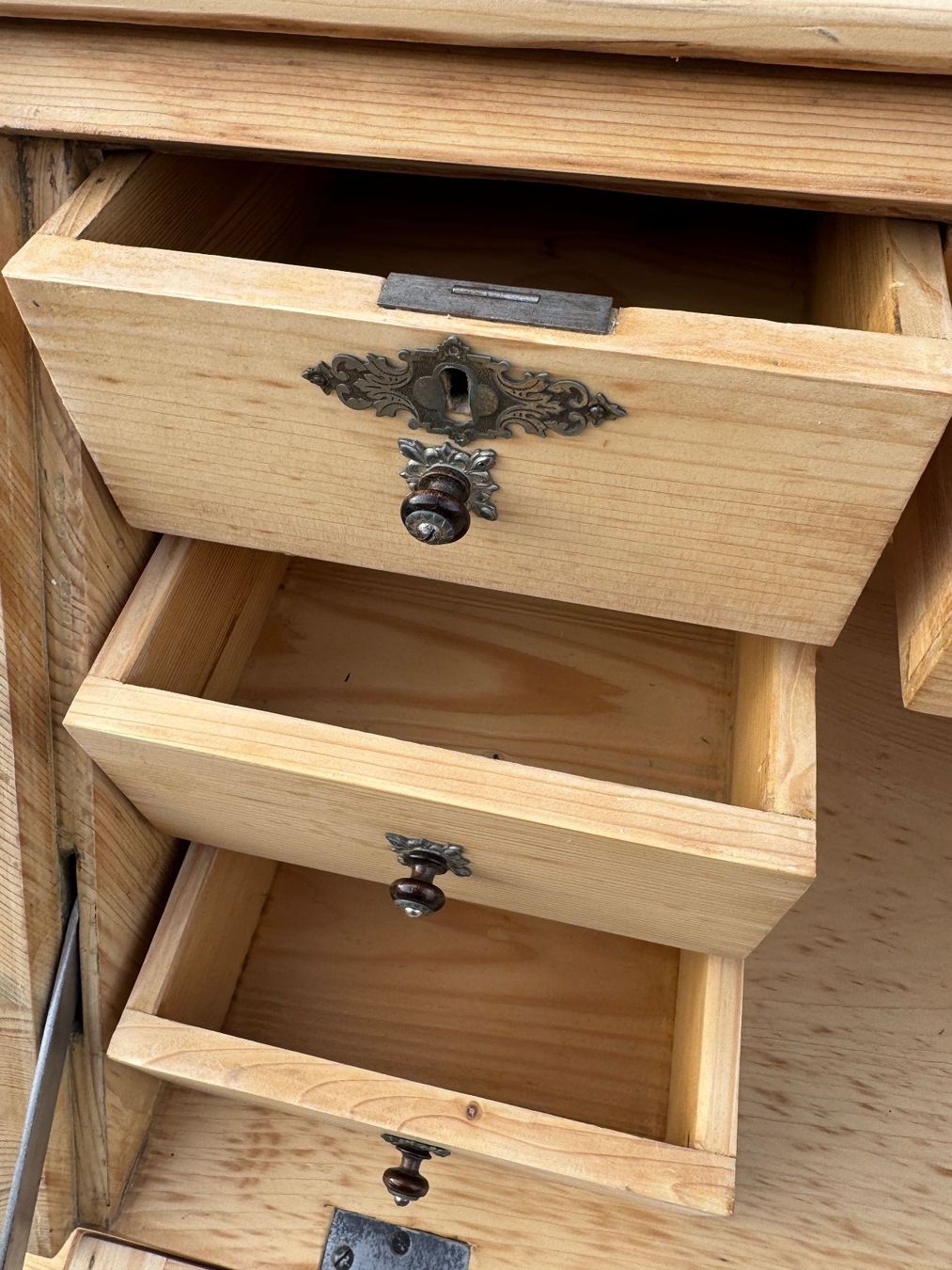 Kommoden: Schreibkomode  Holz mit Schubladen – Gebraucht aus Sachseln von BONATI01 3