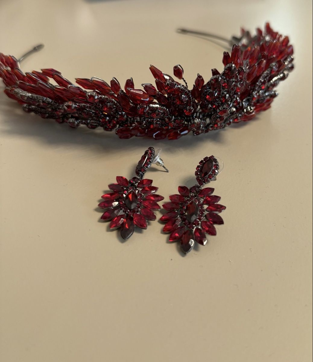 Vestiti: Bordeaux, elegantes Abendkleid mit passendem Schmuck. – Usato da Winterthur venduto da Yuni1 7