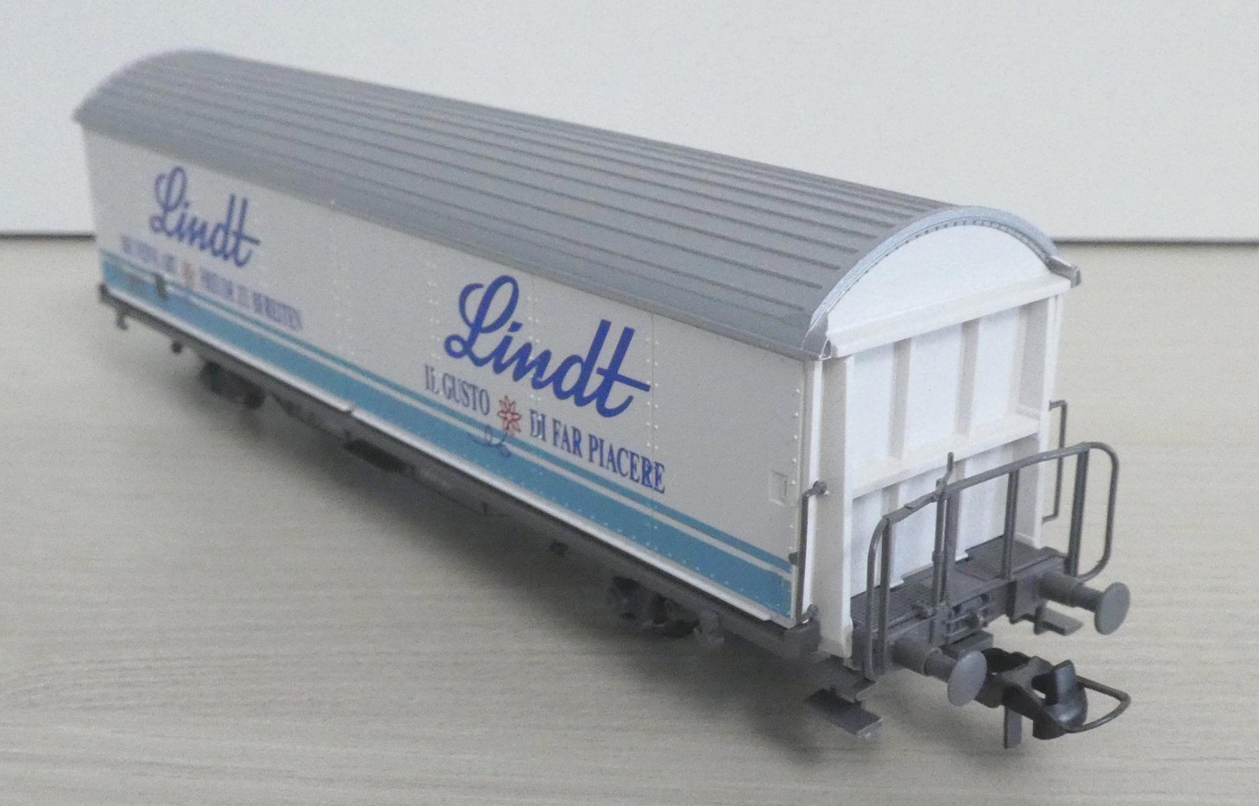 Roco Modellini di ferrovie: SBB Güterwagen Lindt  /  Roco / 2 - Achs / DC - Achsen – Usato da Chur venduto da Ost