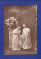 ENFANT - Jeunes filles et fleurs