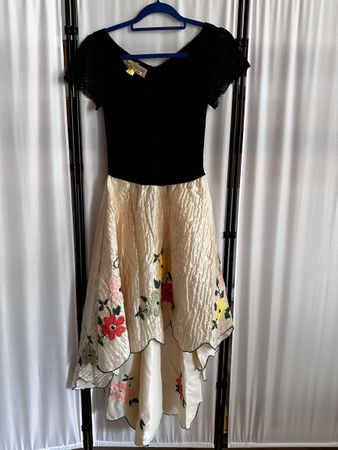 Robe de soirée asymétrique noire et ivoire brodée Taille 3