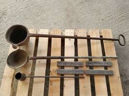 verschiedene Giesspfannen (gross, mittel,  klein)