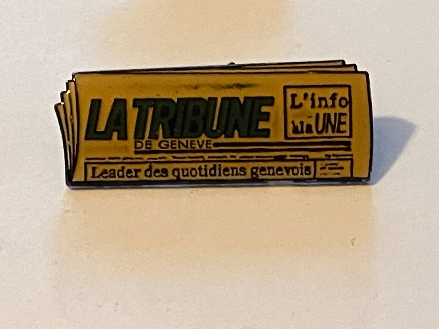 Placchette & Badge: 1 Pin La Triboune – Usato da Basel venduto da djwwpp