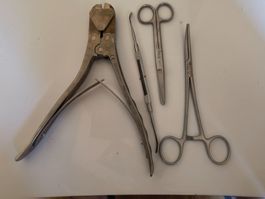 4 Chirurgische Instrumente Zange Schere Klemme Spatel