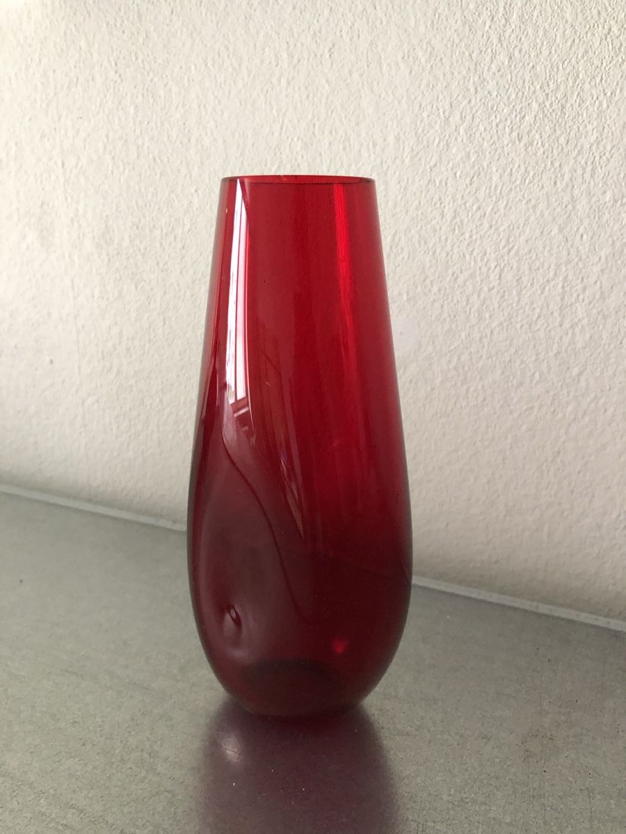 Vasen & Gefässe: Rubin rot glass vase midcentury – Gebraucht aus Basel von Amechan. 1