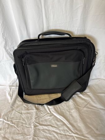 Schwarze Laptoptasche mit Schulterriemen, sehr gut erhalten