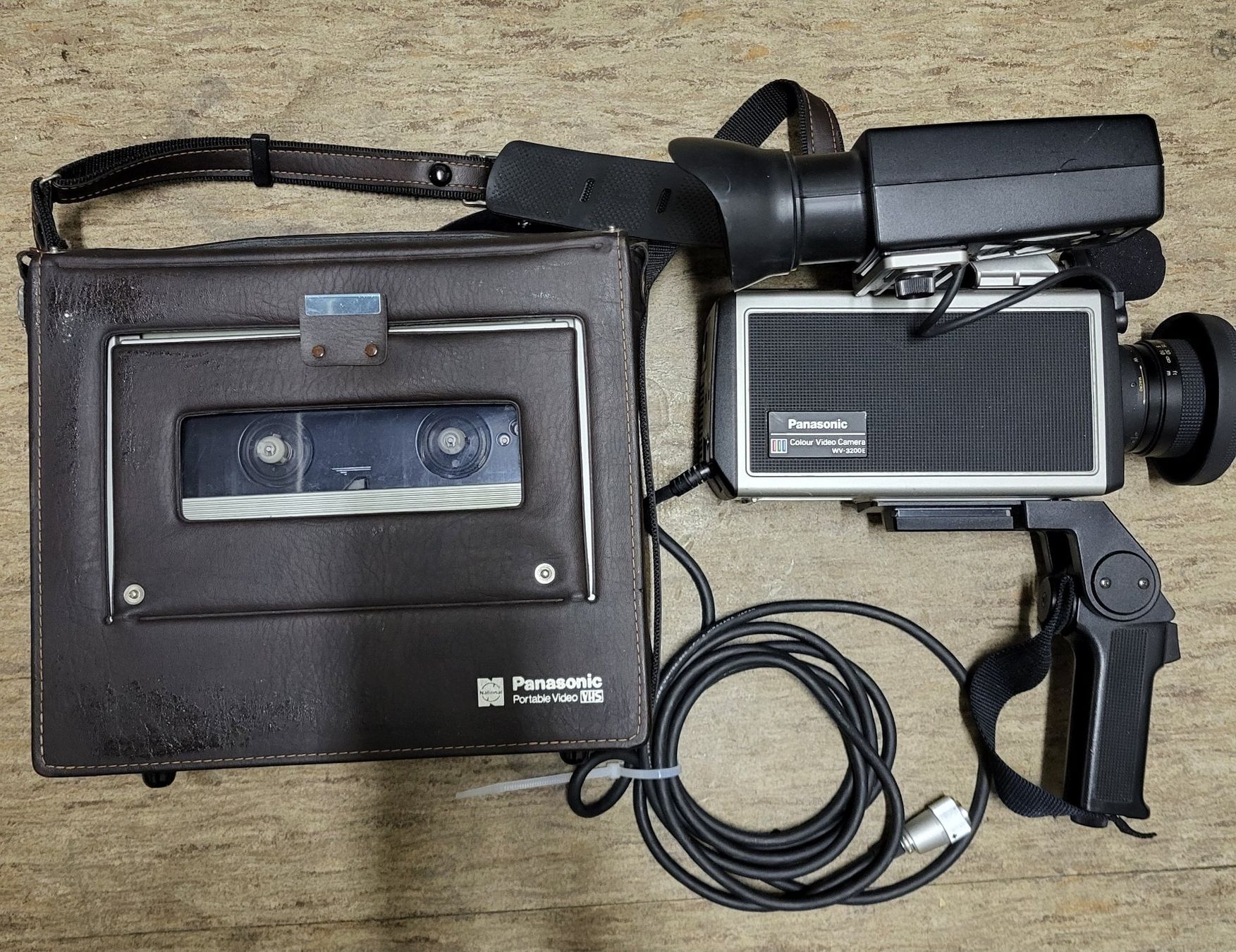 Panasonic Videocamere: Panasonic Color Video Camera WV-3200, VHS, ab 20.- – Usato da Sonceboz-Sombeval venduto da ant_cd5j