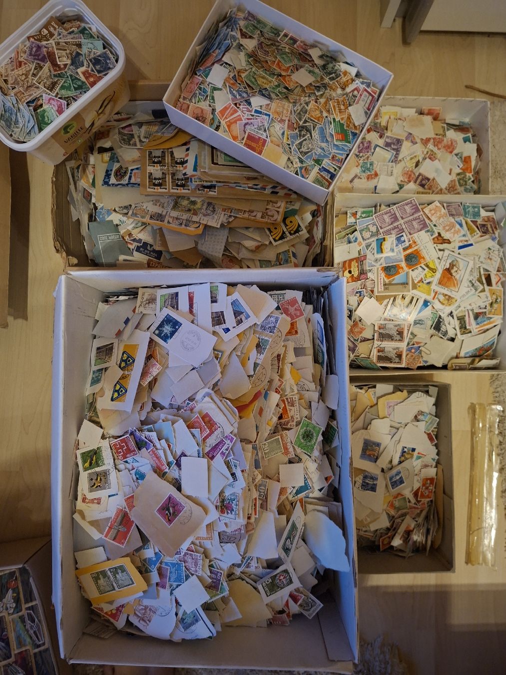 Tutti i francobolli: Briefmarken Fundgrube + 1 Box auf Papier  – Usato da Balgach venduto da SIMEON27 5
