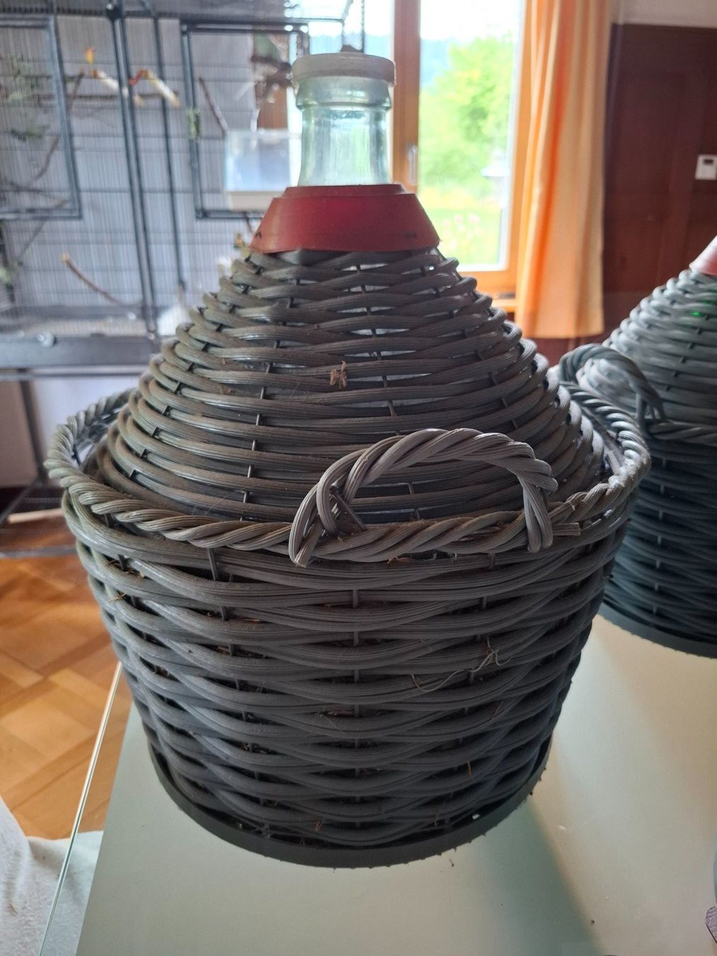 Flaschen: Korbflaschen mit Plastikschutz – Gebraucht aus Menziken von Computeria 2