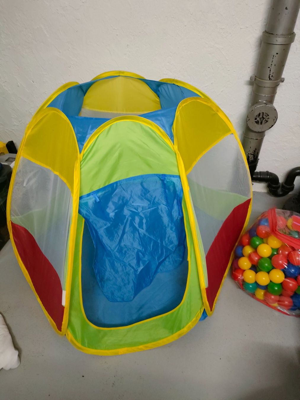 Alri letti & mobili per bambini: Kinderspielzelt mit Bällen / Bällelibad – Usato da Oberentfelden venduto da Chanko
