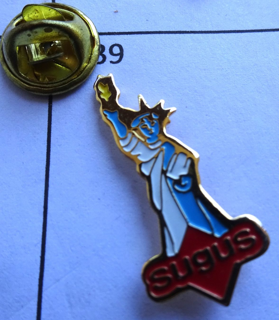 Placchette & Badge: Pin SUGUS Statue hellblau – Usato da Utzenstorf venduto da BUtter81