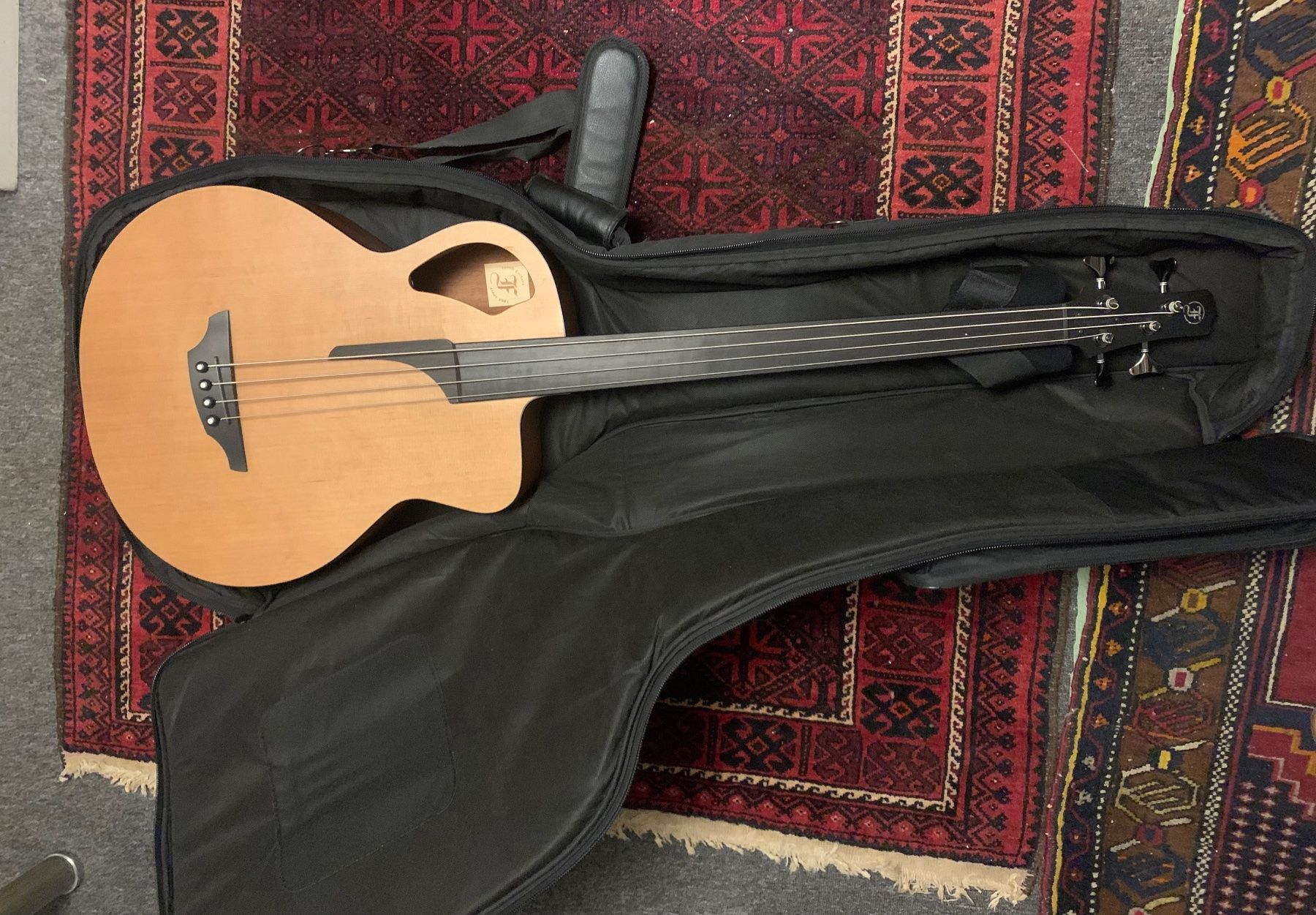 Furch Strumenti musicali: Klassische Bassguitarre – Nuovo e nell'imballaggio originale da Urdorf venduto da Fledermaus6060