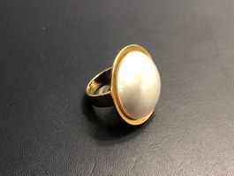 Damenring mit grosser Perle aus 18 Karat Gelbgold Au 750
