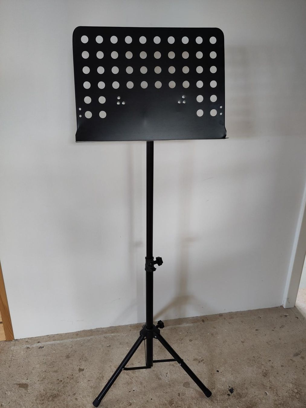 Supporti per strumenti musicali & leggii: Notenständer von C. Giant, schwarz – Usato da Diessenhofen venduto da bos_6g9n