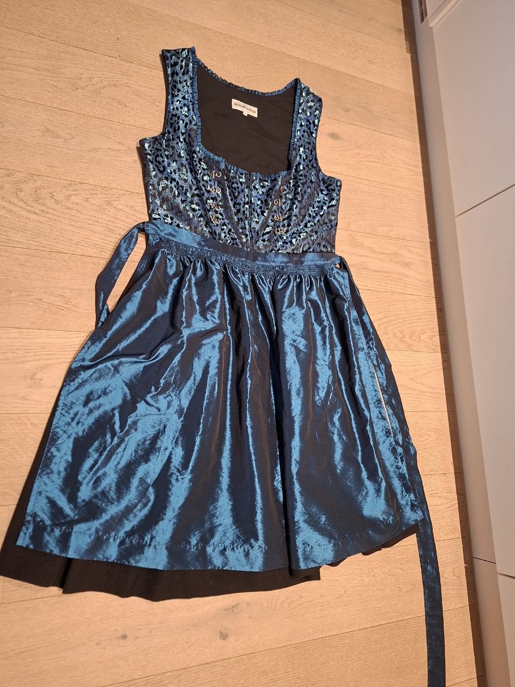 Costumes: Dirndl Leoprint blau 46 – Neuf (Voir description) à Meinisberg par Destiny1972