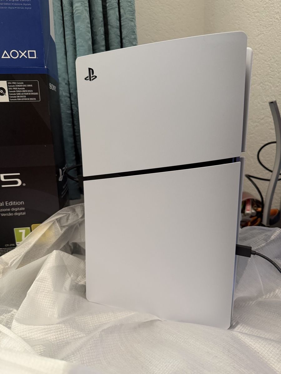 Sony Console: PS5 Digital Edition 825 GB – Nuovo e nell'imballaggio originale da Spiez venduto da vvo_627h 2