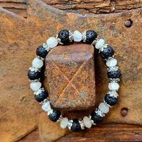 Pietra lavica e pietra di luna, un bracciale unico