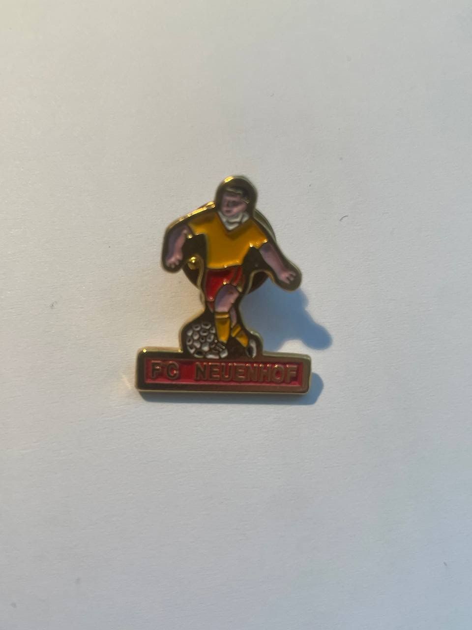 Placchette & Badge: 123. Pin - FC Neuendorf – Usato da Luzern venduto da Irek 1