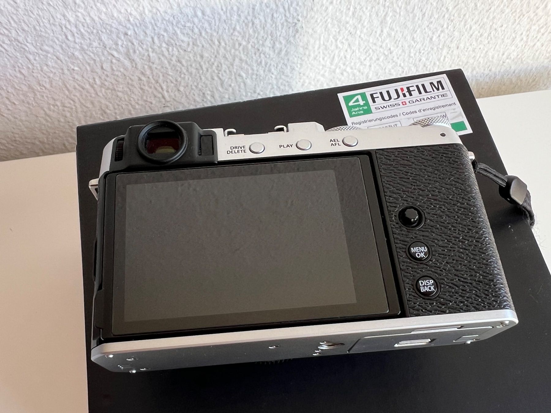 Fujifilm Fotocamera: Fujifilm X-E4 Kit XF 27/2.8 Silber OVP – Usato da Zürich venduto da Yuri_D 2