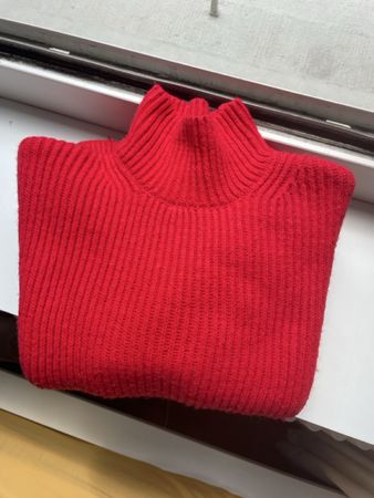 Toller Pullover in Rot mit Rollkragen, Grösse S, Strickware