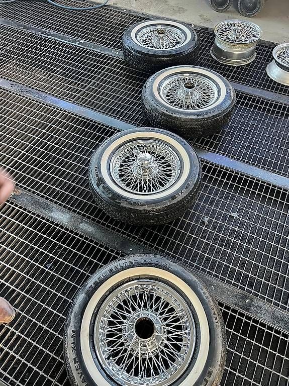 Pneumatici & Ruote complete: 4 cerchi originali con gallettoni Jaguar E TYPE – Usato da Riva San Vitale venduto da luisanoseda 3