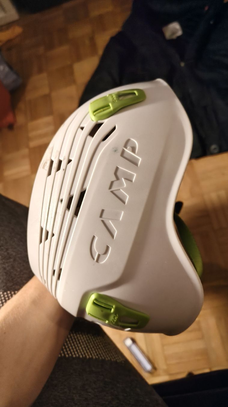 Caschi: kletterhelm 2 mal gebraucht S-M – Nuovo (secondo la descrizione) da Zürich venduto da Fabienne.S01
