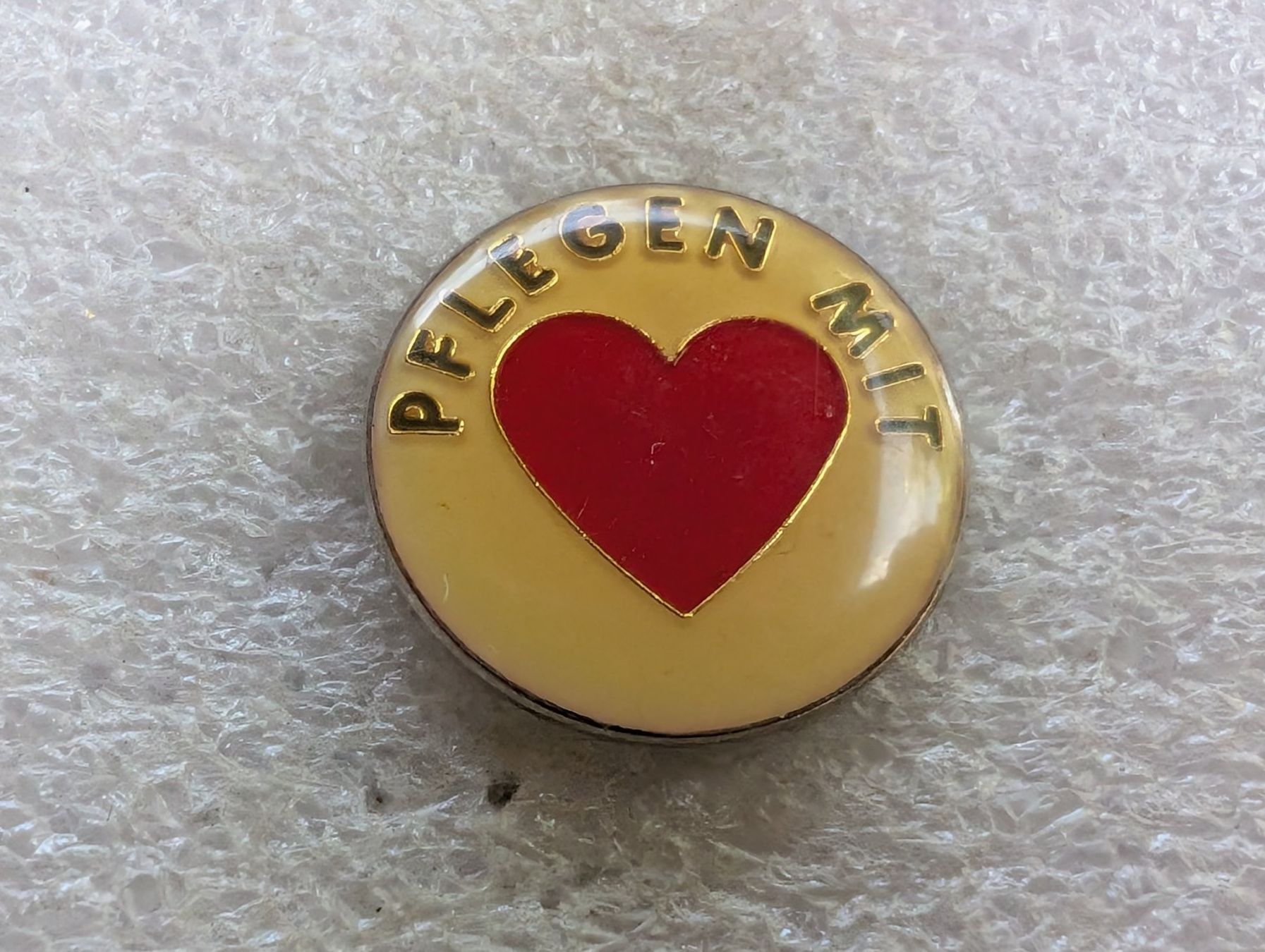 Plaquettes & Badges: Ansteckpin 187: Pflegen mit Herz – D'occasion à Oppligen par Pin-Fall-Shop