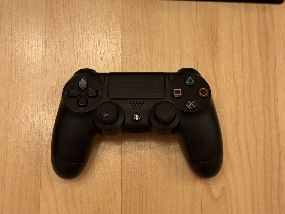 Sony Consoles: PS4 Pro with 4 Controllers and 5 games – D'occasion à Regensdorf par __Claudia_ 1