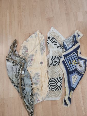 Lot de 4 foulards carrés  soie motifs variés 