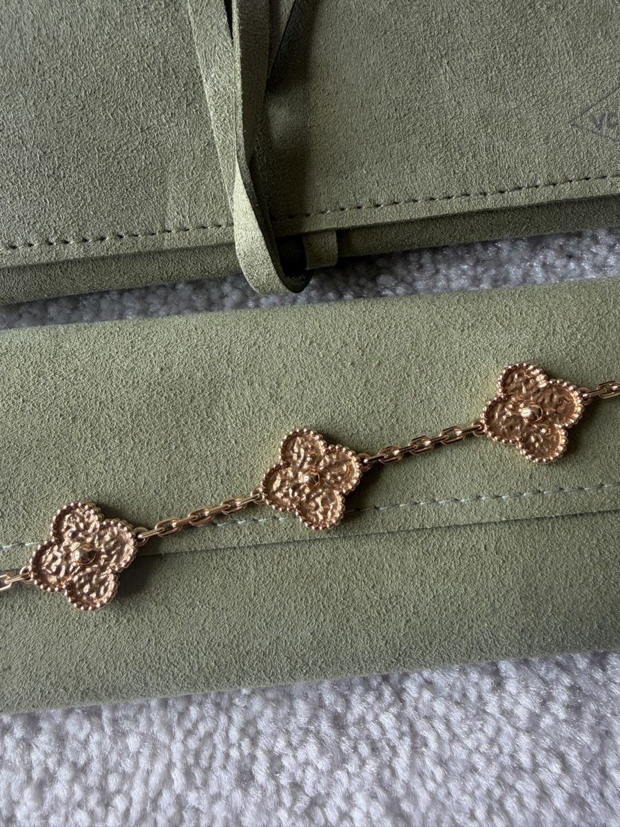 Van Cleef Bracciali & Braccialetti: Bracelet Van Cleef & Arpels, Alhambra, Or Jaune, Comme Neuf – Nuovo (secondo la descrizione) da Lausanne venduto da Stephaniesdressing 6