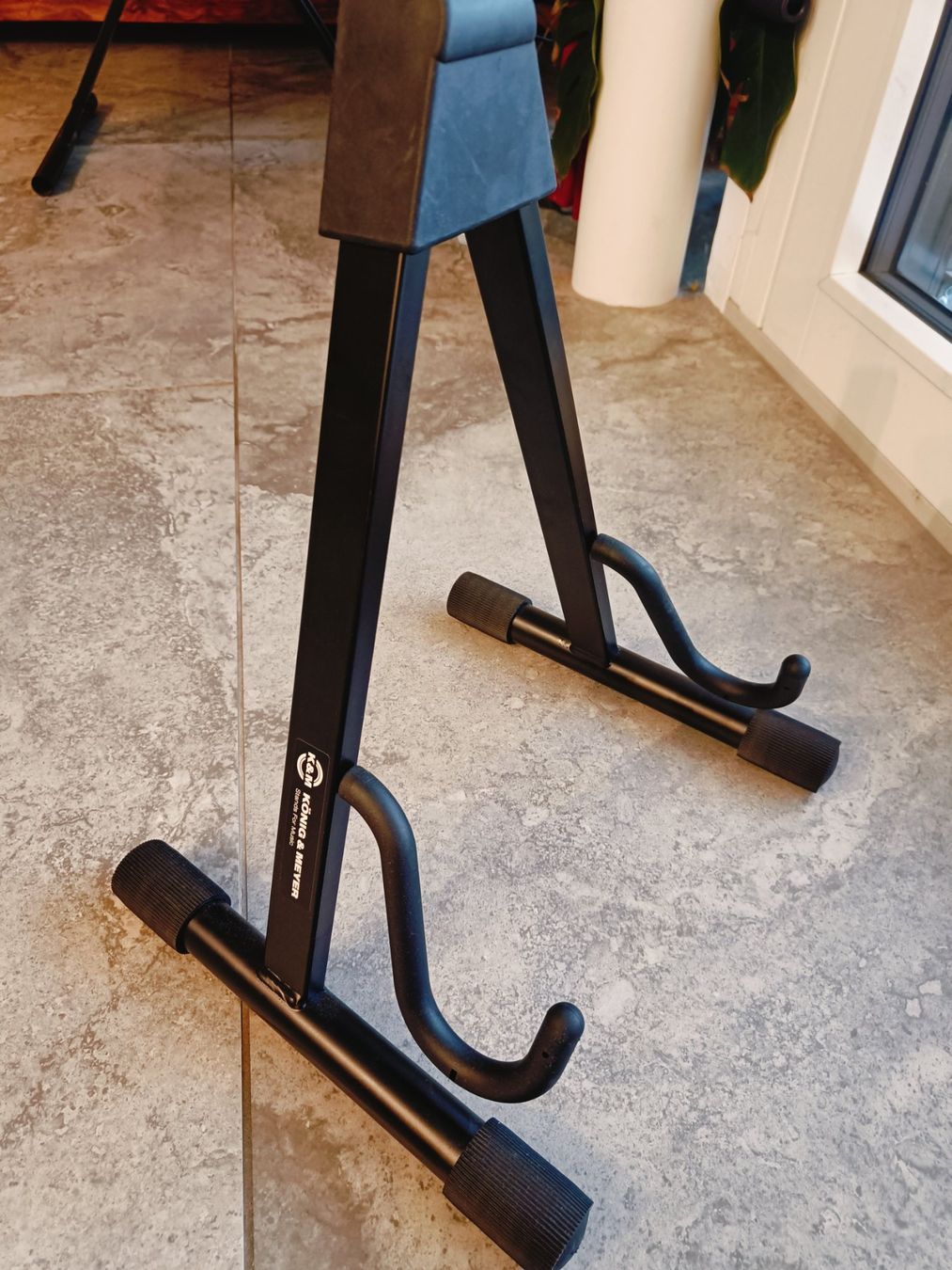 König & Meyer Supporti per strumenti musicali & leggii: E-Gitarrenständer Neuwertig – Nuovo (secondo la descrizione) da Zürich venduto da nin_6b6w