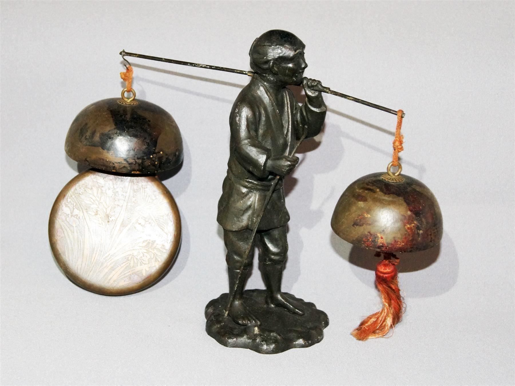Statuette: Gong-Träger oder -Verkäufer mit 3 Gongs - Kuriose Figur – Nuovo e nell'imballaggio originale da Geroldswil venduto da ARTEFACTO