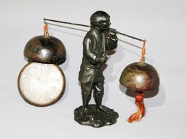 Gong-Träger oder -Verkäufer mit 3 Gongs - Kuriose Figur