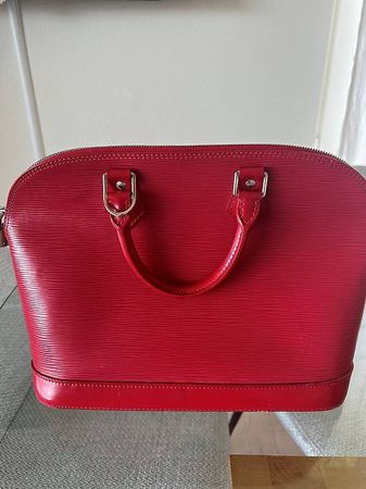 Louis Vuitton Sac Alma BB en cuir épi rouge