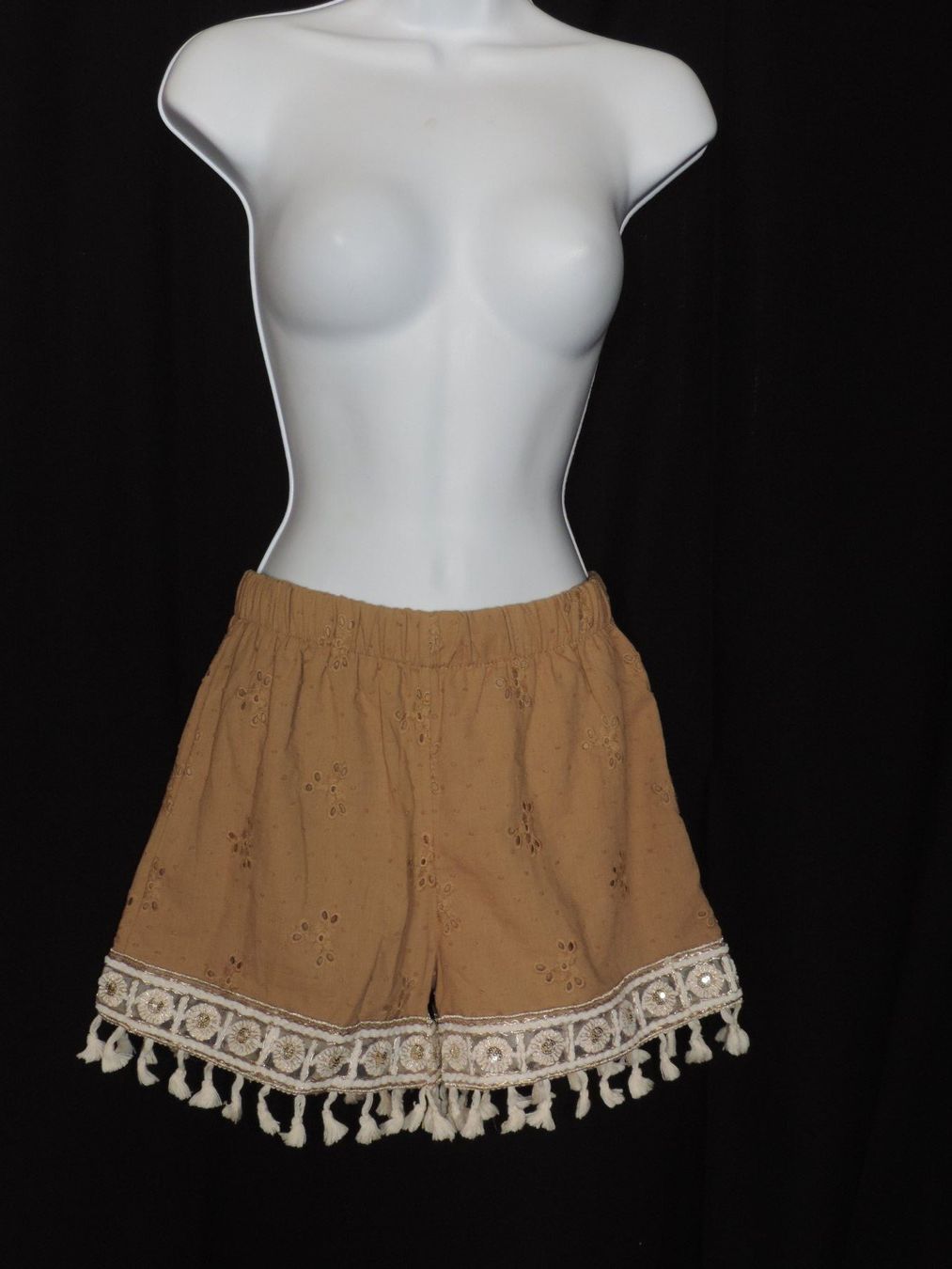 Pantalons: short beige avec dorure – D'occasion à Genève par Axelle333 4