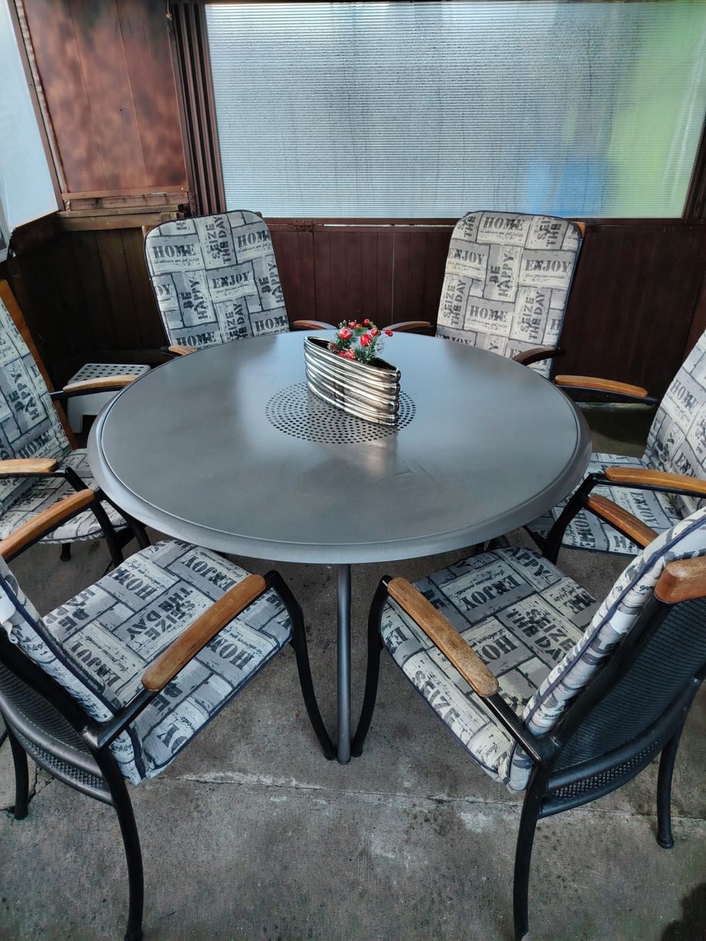 Set di tavolo e panche: Tischset mit 6 Stuhl – Usato da Rorschacherberg venduto da Kisa67