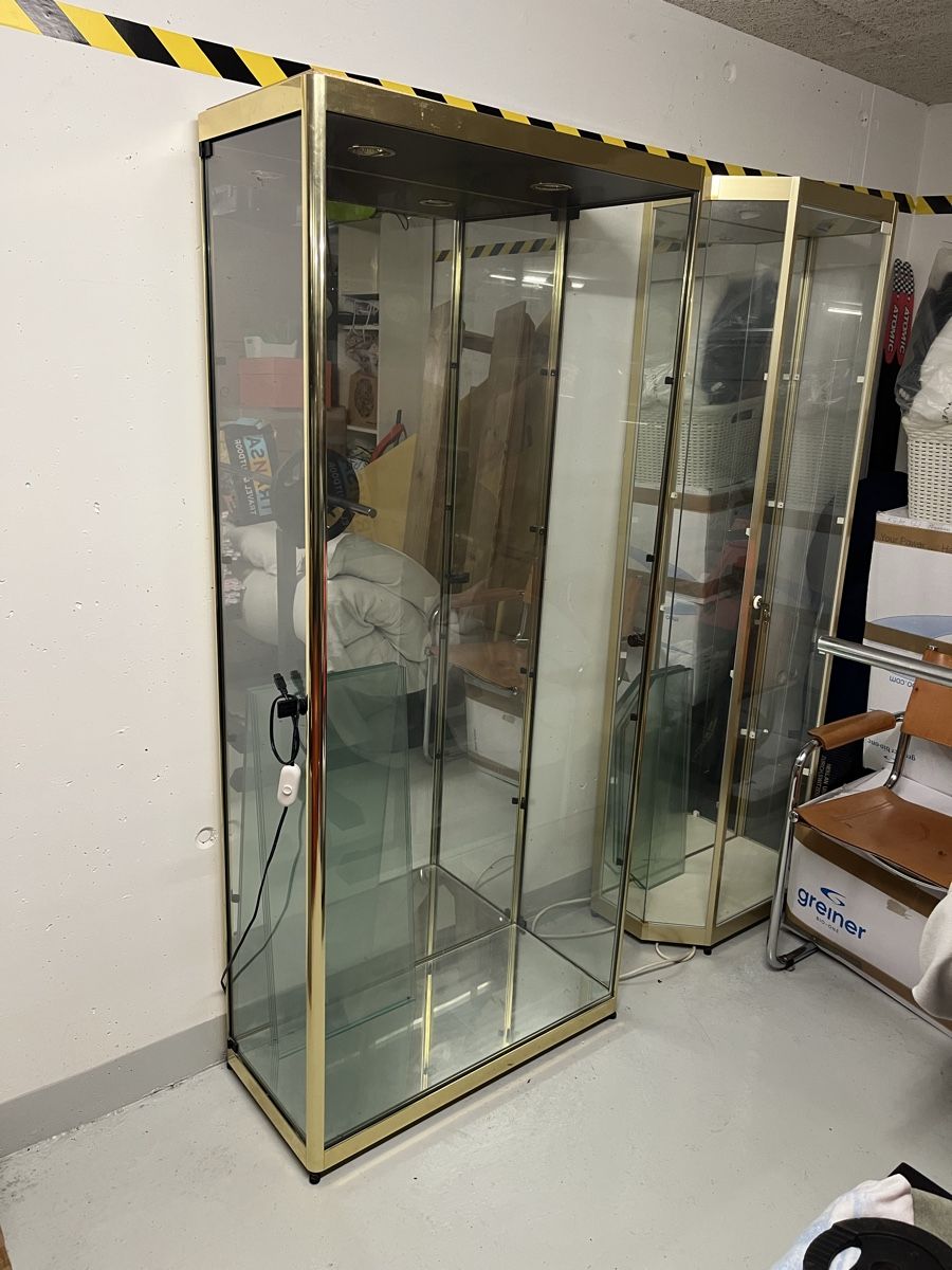 Vitrines: Sehr solide goldene Vitrine – D'occasion à Zürich par odinsasgard