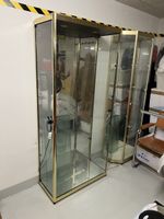 Sehr solide goldene Vitrine