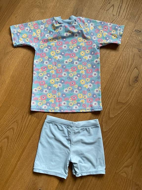 Costumi da bagno & Bikini: Badesirt und -hose Gr. 110/116 – Usato da Rubigen venduto da lia_dwd7 1