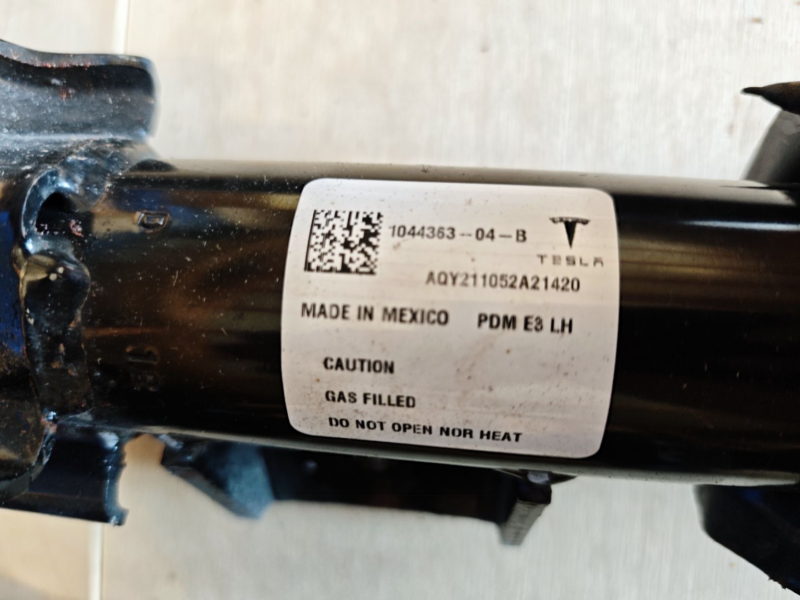 Tesla Tutti pezzi di ricambio auto: Tesla Model 3 Performance Fahrwerk & Dämpfer gebraucht  – Usato da Wetzikon ZH venduto da luigi83 1