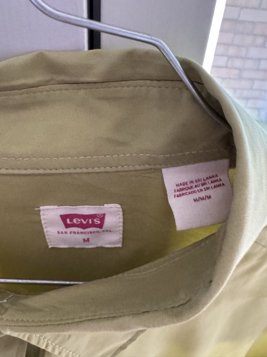 Levi's Camicette: Grünes Levi’s Satinhemd – Usato da Zürich venduto da kat_ww7d 2