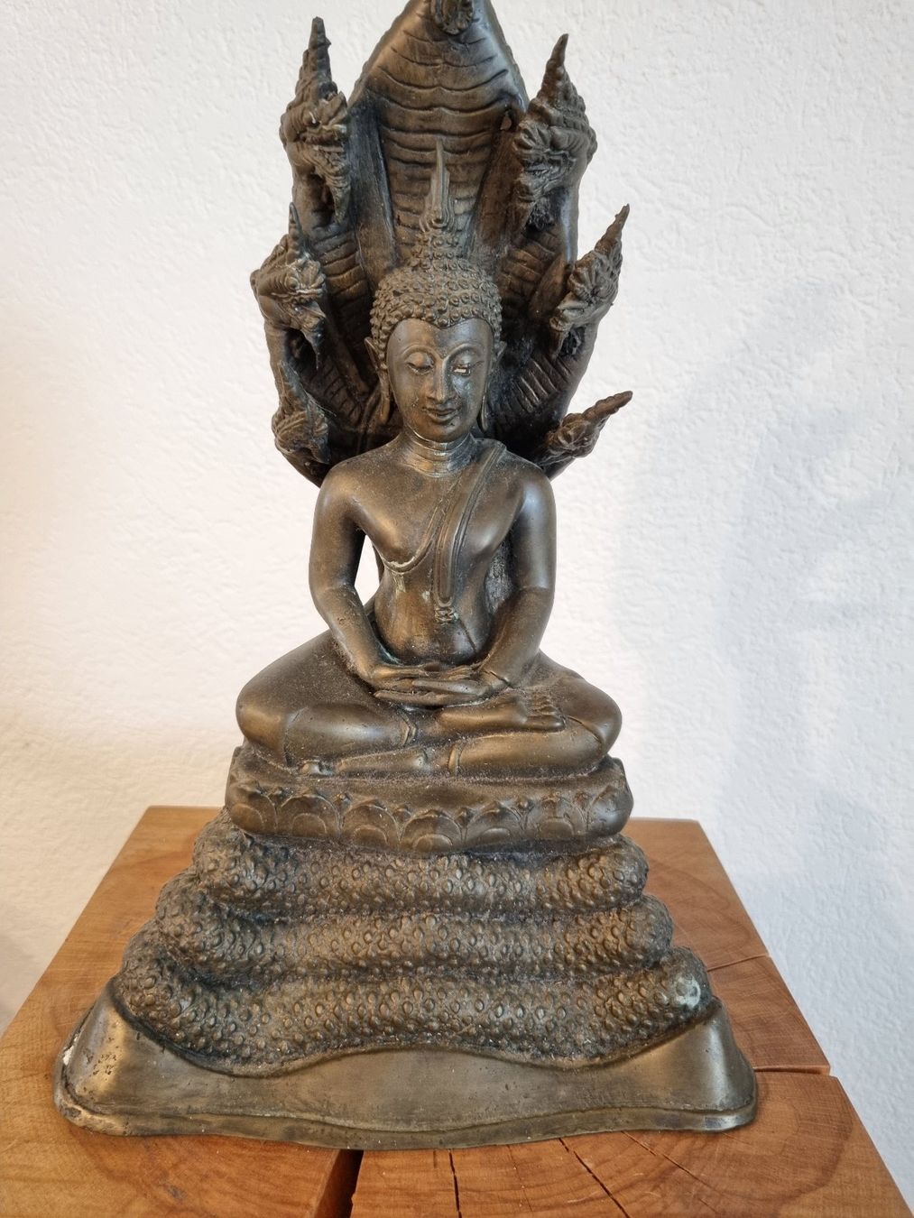 Skulpturen & Statuen: Buddha sitzend auf Sockel aus Metall – Neu (gemäss Beschreibung) aus Liestal von Spider_124