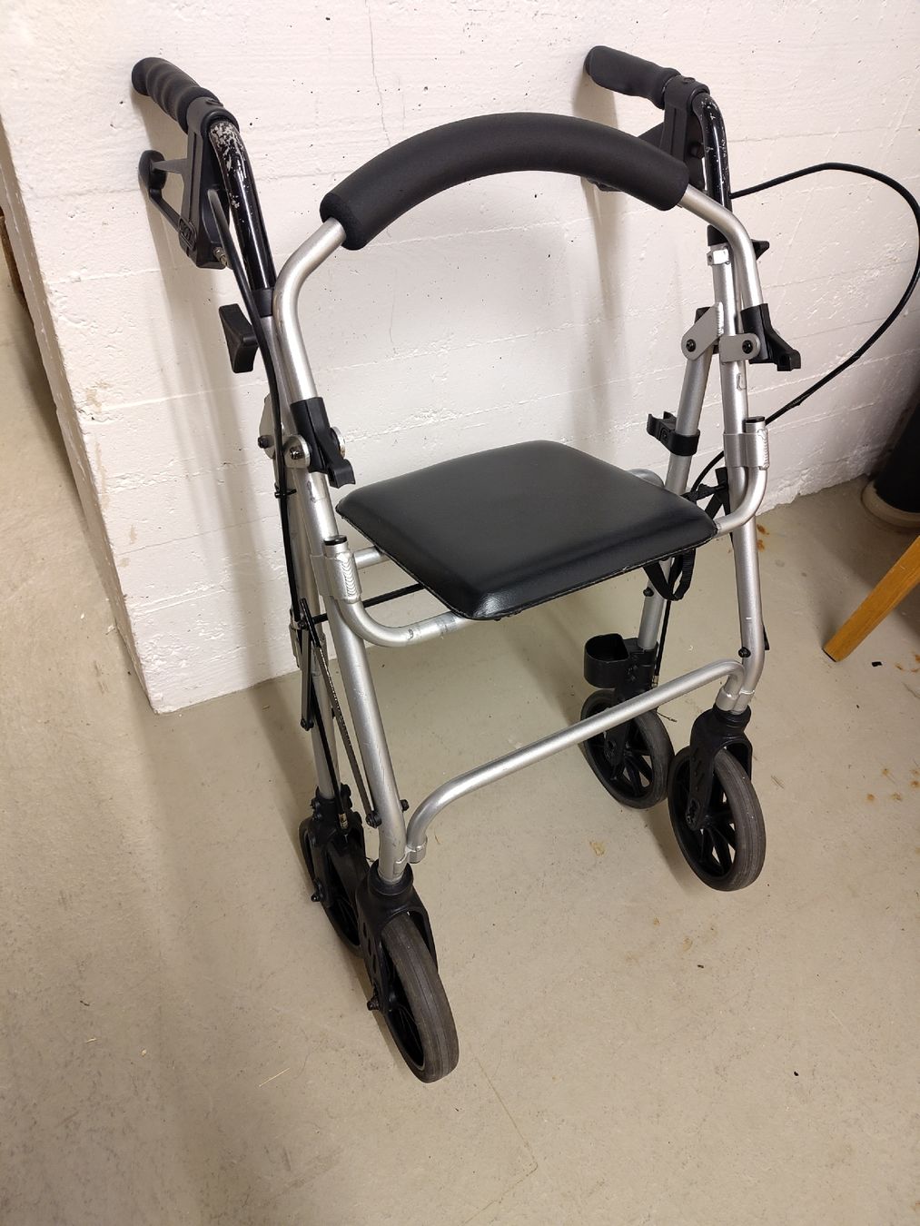 Ausili per la deambulazione: Rollator Dietz mit Sitz und Korb – Usato da Schaffhausen venduto da chr_2rw5 4