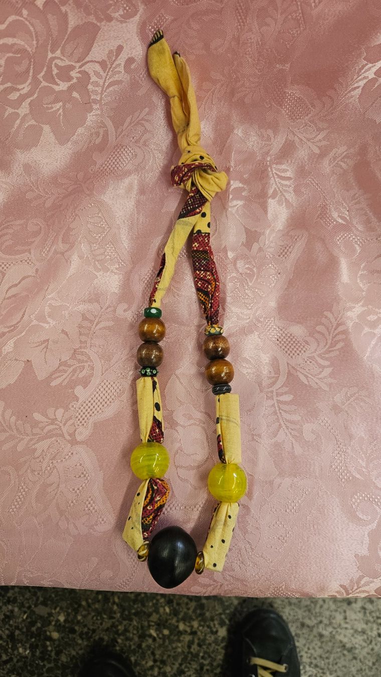 Catenine: Collana di stoffa con perline – Usato da Melano venduto da H-Sara