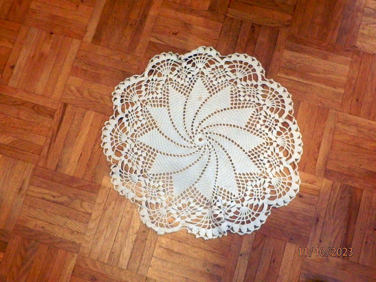 Altra biancheria da tavola: Tischdecke, rund, weiss, gehäkelt, 45cm, gebraucht – Usato da Ueberstorf venduto da dinbau 2